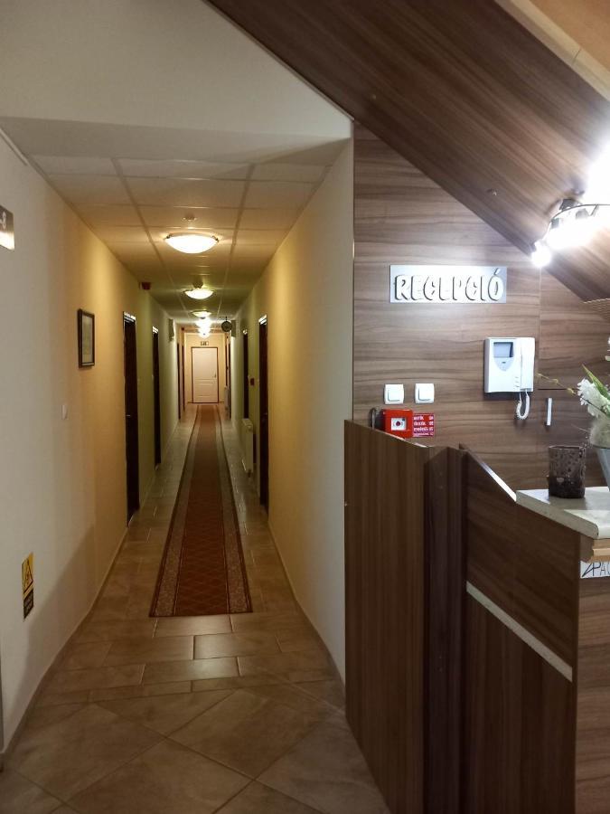 Kata Panzio Hotel Oroszlány Exterior foto
