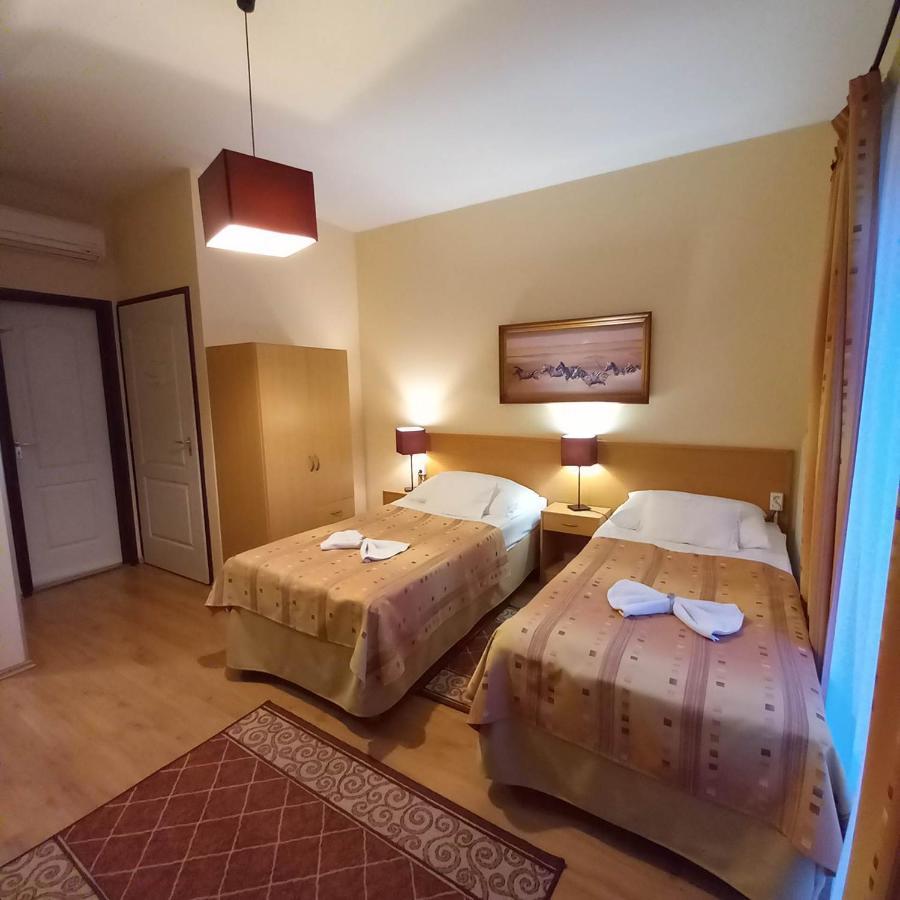 Kata Panzio Hotel Oroszlány Exterior foto