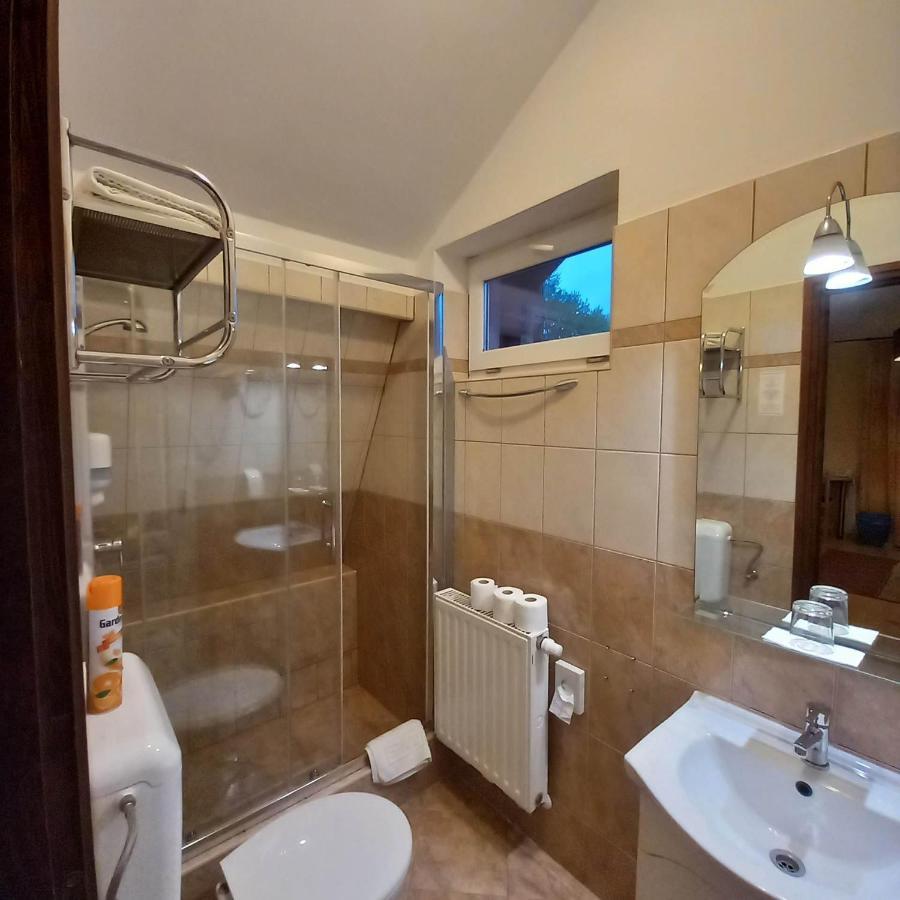 Kata Panzio Hotel Oroszlány Exterior foto